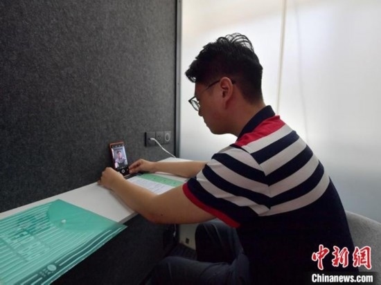 學(xué)生通過(guò)“云面試空間”進(jìn)行求職面試。劉棟 攝