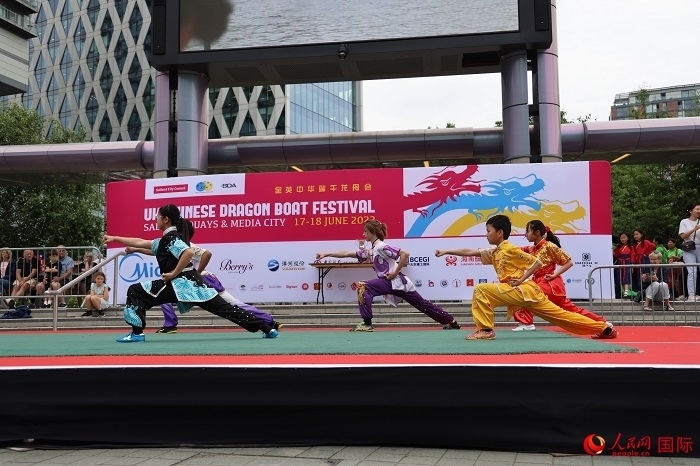 中華武術(shù)表演吸引了眾多英國觀眾。人民網(wǎng)記者 邢雪攝