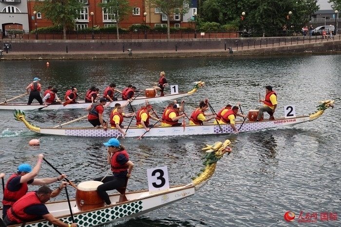 2023全英中華端午龍舟會(huì)比賽現(xiàn)場，幾支隊(duì)伍你追我趕。人民網(wǎng)記者 邢雪攝