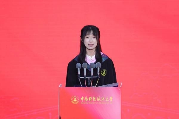 王若研在畢業(yè)典禮上發(fā)言。崔楨楨 攝