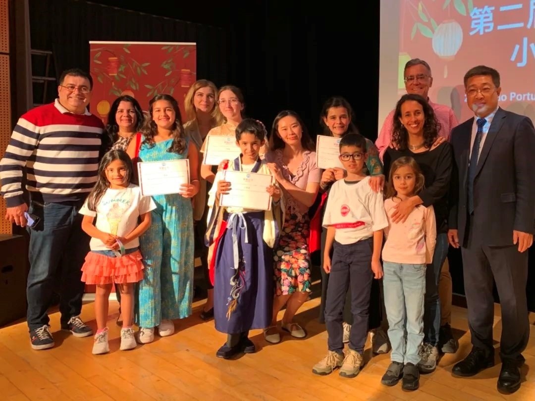 葡萄牙圣托馬斯孔子課堂第二屆“漢語橋”小學(xué)生中文秀比賽。圖片來源：里斯本大學(xué)孔子學(xué)院公眾號(hào)。