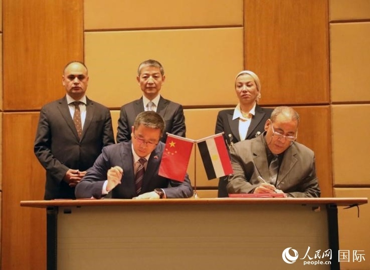 中國駐埃及使館公使張朝陽與埃環(huán)境事務(wù)署工程和項(xiàng)目管理局局長阿卜杜勒阿齊茲簽署交接證書。沈小曉攝