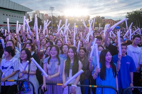 場下觀眾十分熱情。人民網(wǎng)記者 翁奇羽攝