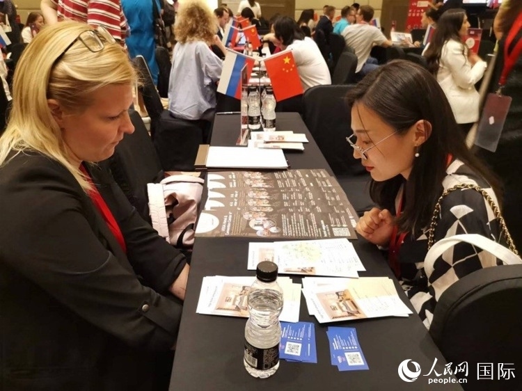 中俄旅游行業(yè)代表在北京路演活動現(xiàn)場面對面溝通。人民網(wǎng)記者 楊倩攝