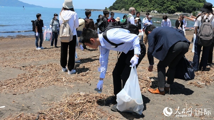 學生們體驗海岸清掃。人民網(wǎng) 許可攝