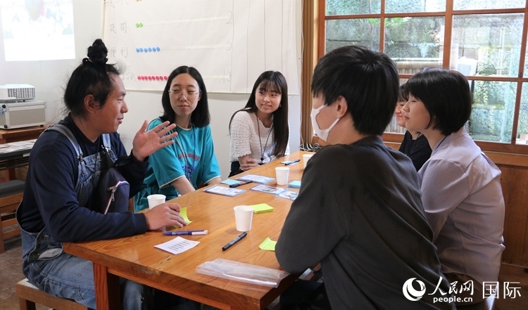 通過卡片游戲，模擬如何解決海洋垃圾問題。人民網(wǎng) 許可攝