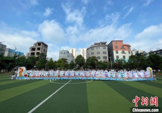 圖為學(xué)生們展示剛完成的長卷。 興業(yè)縣融媒體中心供圖