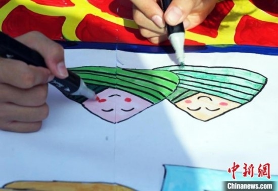 圖為長卷繪畫現(xiàn)場。 興業(yè)縣融媒體中心供圖