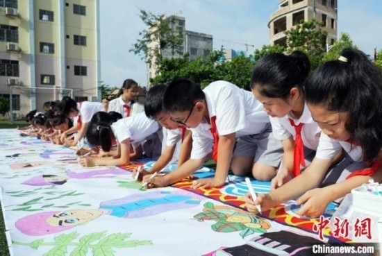 圖為學(xué)生們用手中畫筆在進(jìn)行創(chuàng)作。 興業(yè)縣融媒體中心供圖