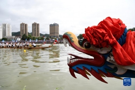 6月23日，在貴州省黔東南苗族侗族自治州施秉縣舉行的獨木龍舟節(jié)上，獨木龍舟進(jìn)行比賽。