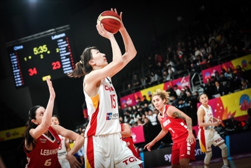 中國(guó)女籃隊(duì)員韓旭籃下進(jìn)攻。圖片來(lái)源：國(guó)際籃聯(lián)