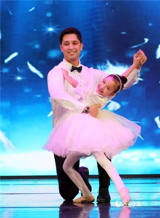 父女共舞“愛的華爾茲”。人民網(wǎng)記者 管克江攝