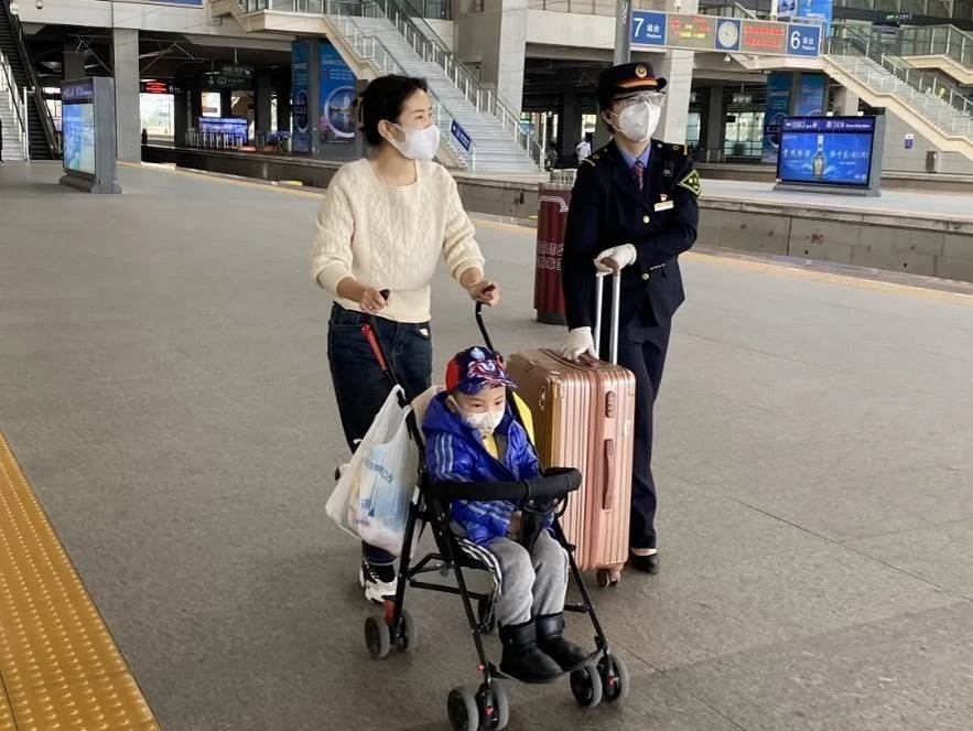 鄭海珠在站臺上引導(dǎo)旅客乘車。南昌鐵路供圖