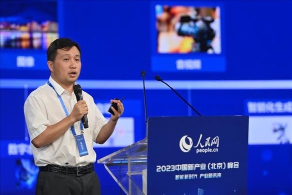 人民中科研究院院長(zhǎng)、首席科學(xué)家李兵發(fā)表主旨演講。人民網(wǎng)記者 于凱攝