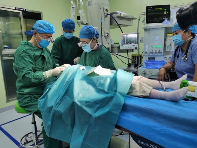 5歲的丹增貴吉正接受雙眼斜視矯正手術(shù)。人民網(wǎng)記者 李棟攝