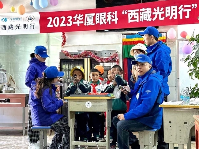 華廈眼科醫(yī)務(wù)人員對當(dāng)?shù)厣倌陜和M(jìn)行近視、弱視、斜視篩查。人民網(wǎng)記者 李棟攝