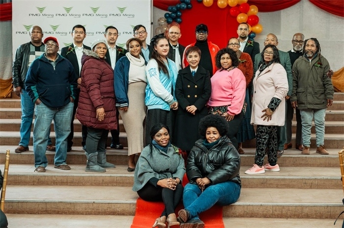 PMG礦業(yè)公司股東和管理團(tuán)隊(duì)和演講嘉賓合影。（圖片來(lái)源：廣西大錳南非PMG礦業(yè)有限公司）