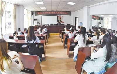  圖②：法院干警向參加活動(dòng)的學(xué)生和家長(zhǎng)講解暑假安全教育知識(shí)。