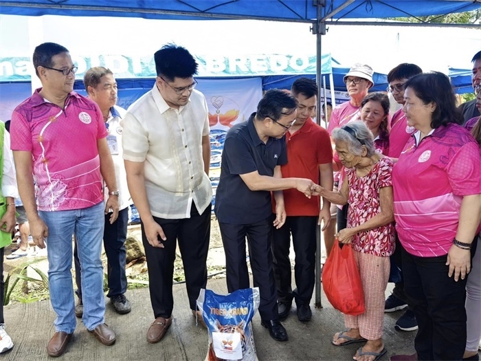 中國(guó)駐菲律賓大使館向部分馬榮火山受災(zāi)家庭分發(fā)賑災(zāi)物資。中國(guó)駐菲律賓大使館供圖