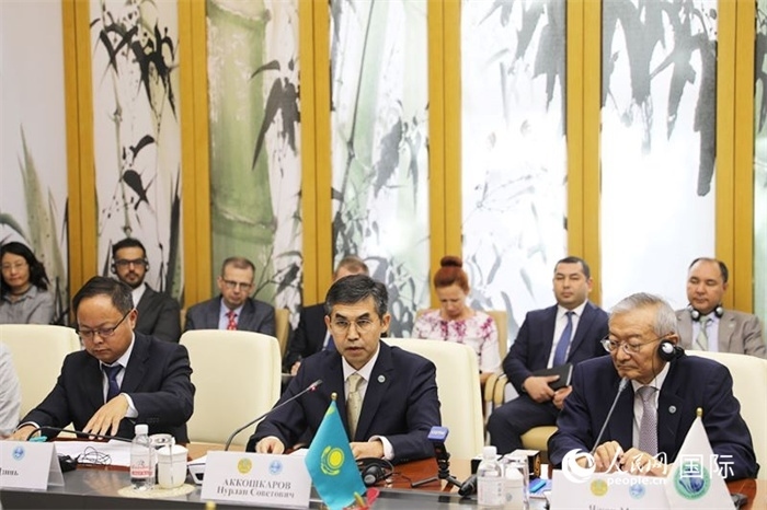 哈薩克斯坦常駐上合組織秘書處代表努爾蘭·阿科什卡羅夫介紹哈薩克斯坦接任輪值主席國后的優(yōu)先工作。人民網(wǎng) 俄布拉依攝