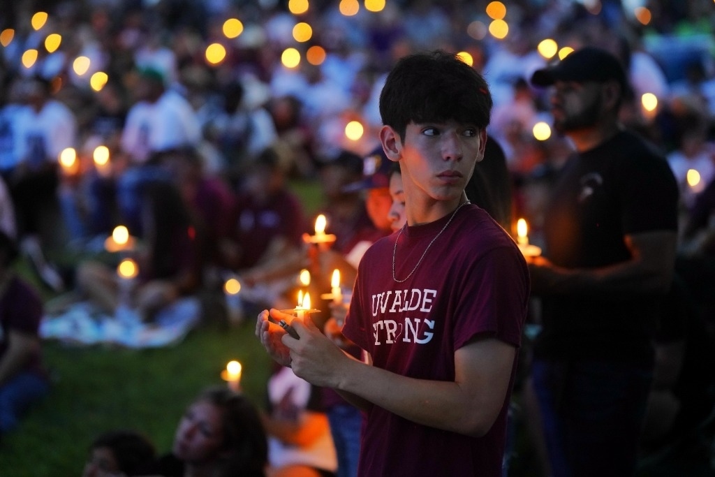 5月24日，在美國得克薩斯州小城尤瓦爾迪，人們參加守夜儀式悼念校園槍擊遇害者。當日是美國尤瓦爾迪大規(guī)模校園槍擊事件一周年。新華社記者吳曉凌攝