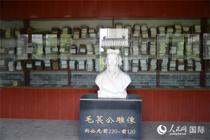 河間詩經(jīng)齋毛萇雕像。雕像后書櫥中陳列的是歷代各版本《詩經(jīng)》及譯本。 人民網(wǎng) 趙昭攝