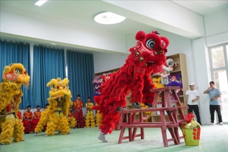 開課儀式現(xiàn)場，疏附縣第一中學(xué)舞獅隊(duì)的醒獅表演。