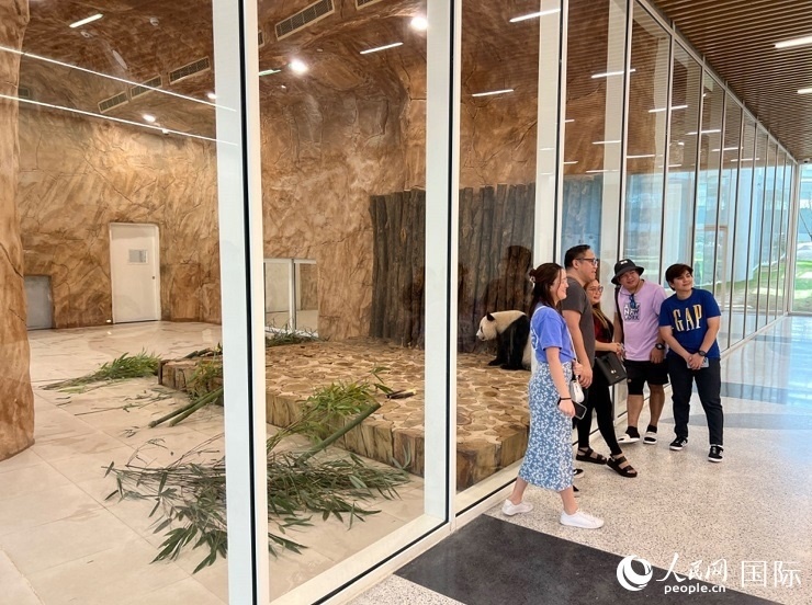 當?shù)赜慰团c“四海”合影。人民網(wǎng)記者 張志文攝