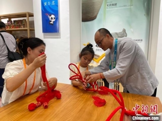 市民體驗(yàn)制作吉祥如意結(jié)。祝歡 攝