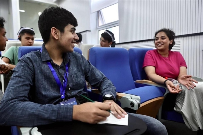 “上合小記者”在中國(guó)傳媒大學(xué)外語(yǔ)學(xué)院采訪留學(xué)生。中新社供圖