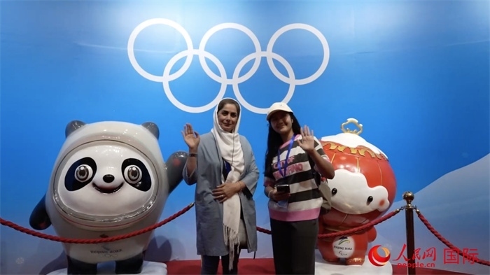 “上合小記者”與2022北京冬奧會(huì)吉祥物合影。實(shí)習(xí)生 方明軒攝