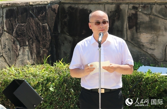 昆明市副市長安恩法在紀念儀式上致辭。人民網(wǎng) 許可攝