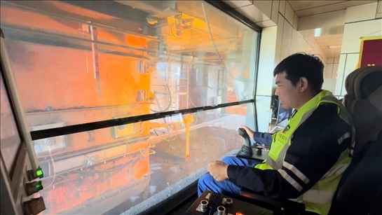 國家電投內(nèi)蒙古公司南露天煤礦裝車站司機石繼立的操縱下，一次性60噸的煤炭穩(wěn)穩(wěn)裝入車廂。人民網(wǎng) 金洪花攝