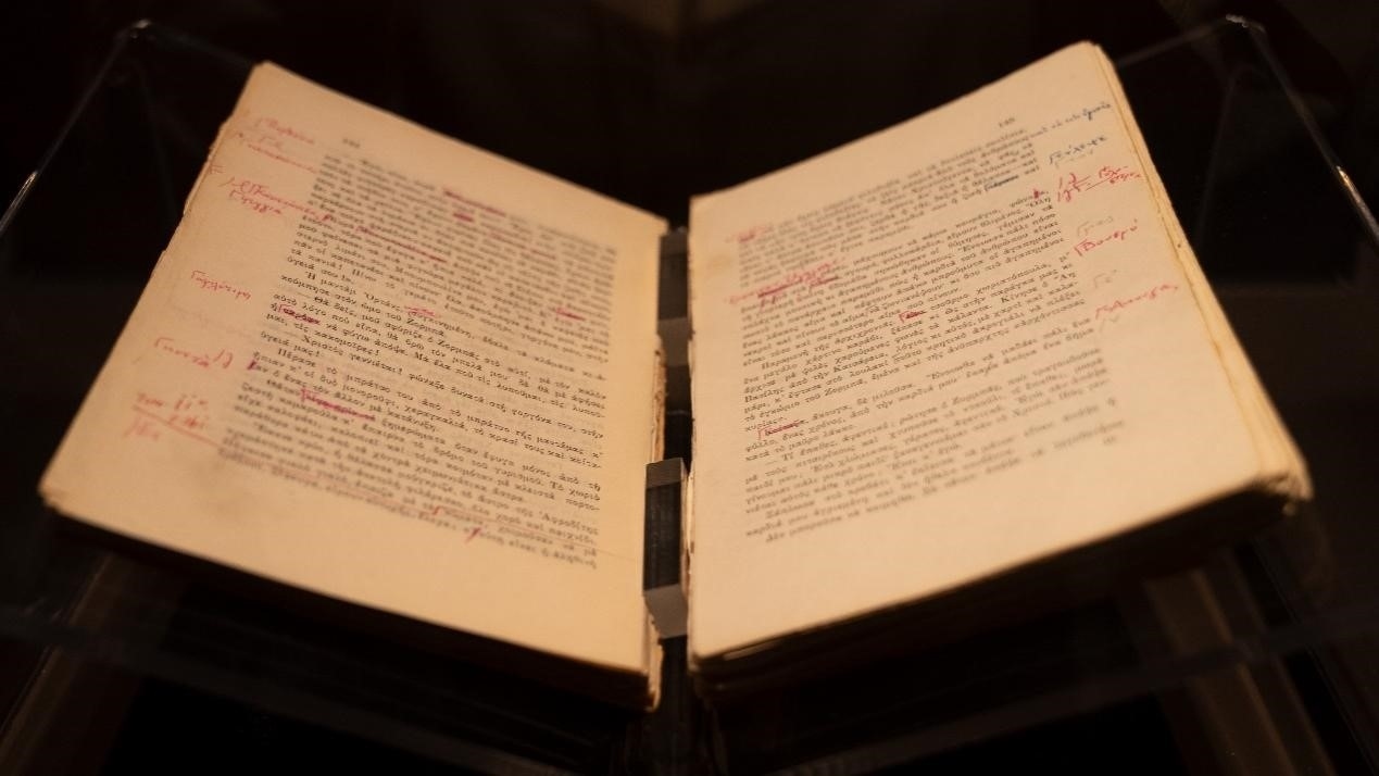 《希臘人左巴》初印后，卡贊扎基斯的修改批注。人民網(wǎng)記者 葛泰佚攝