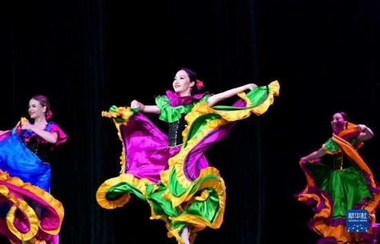 7月21日，哈薩克斯坦薩爾塔納國(guó)家舞蹈團(tuán)的演員在演出。