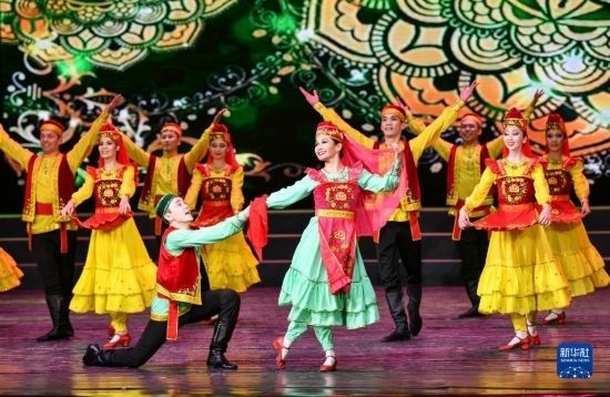 7月21日，哈薩克斯坦薩爾塔納國(guó)家舞蹈團(tuán)的演員在演出。