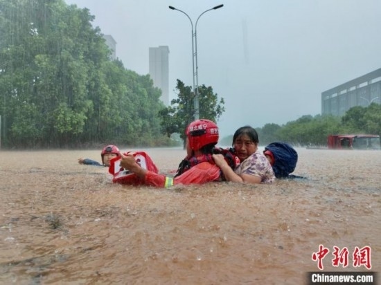 湖北咸寧暴雨引發(fā)內(nèi)澇， 消防營救民眾 朱燕林 攝