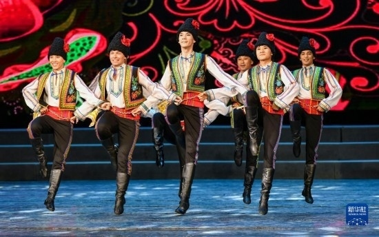 7月21日，哈薩克斯坦薩爾塔納國(guó)家舞蹈團(tuán)的演員在演出。