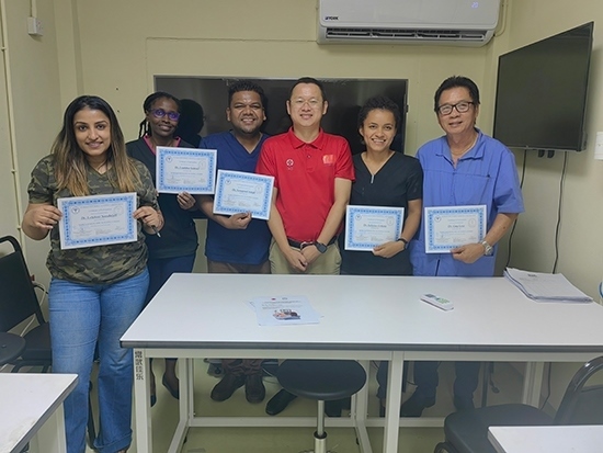 醫(yī)療隊(duì)成員與部分學(xué)員合影。第18期援圭亞那醫(yī)療隊(duì)供圖