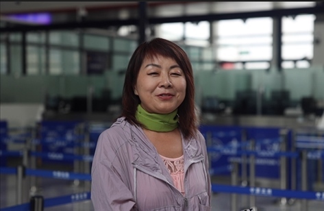 7月22日，曾經(jīng)在老撾瑯勃拉邦工作過(guò)3年的加拿大華僑孫月玲乘坐中老鐵路國(guó)際旅客列車從中國(guó)出境。衛(wèi)海林 攝