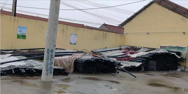 至今仍堆放在村委會(huì)院里的自來(lái)水管道。 人民網(wǎng)記者 金慧慧攝