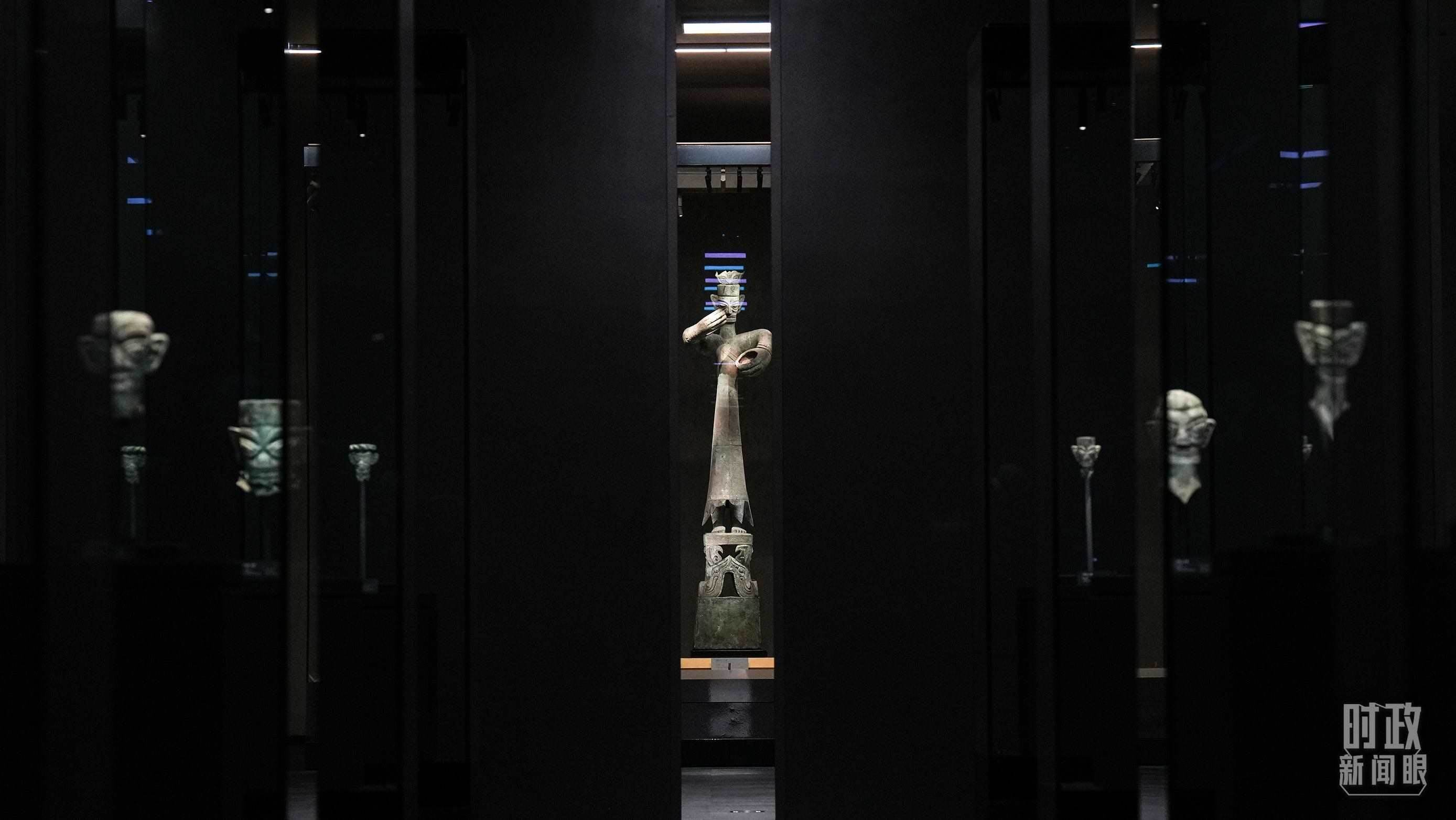 △三星堆出土的青銅大立人像。（總臺國廣記者李晉拍攝）