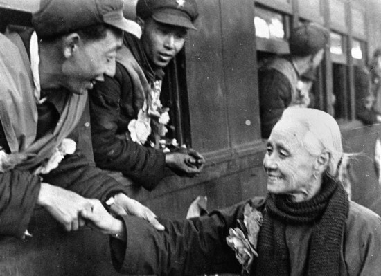 全國的鐵路工人們，一批批地志愿前往朝鮮前線工作，這是隴海路的鐵路工人魏志杰在臨行時和他母親告別的情形。新華社發(fā)（資料照片）