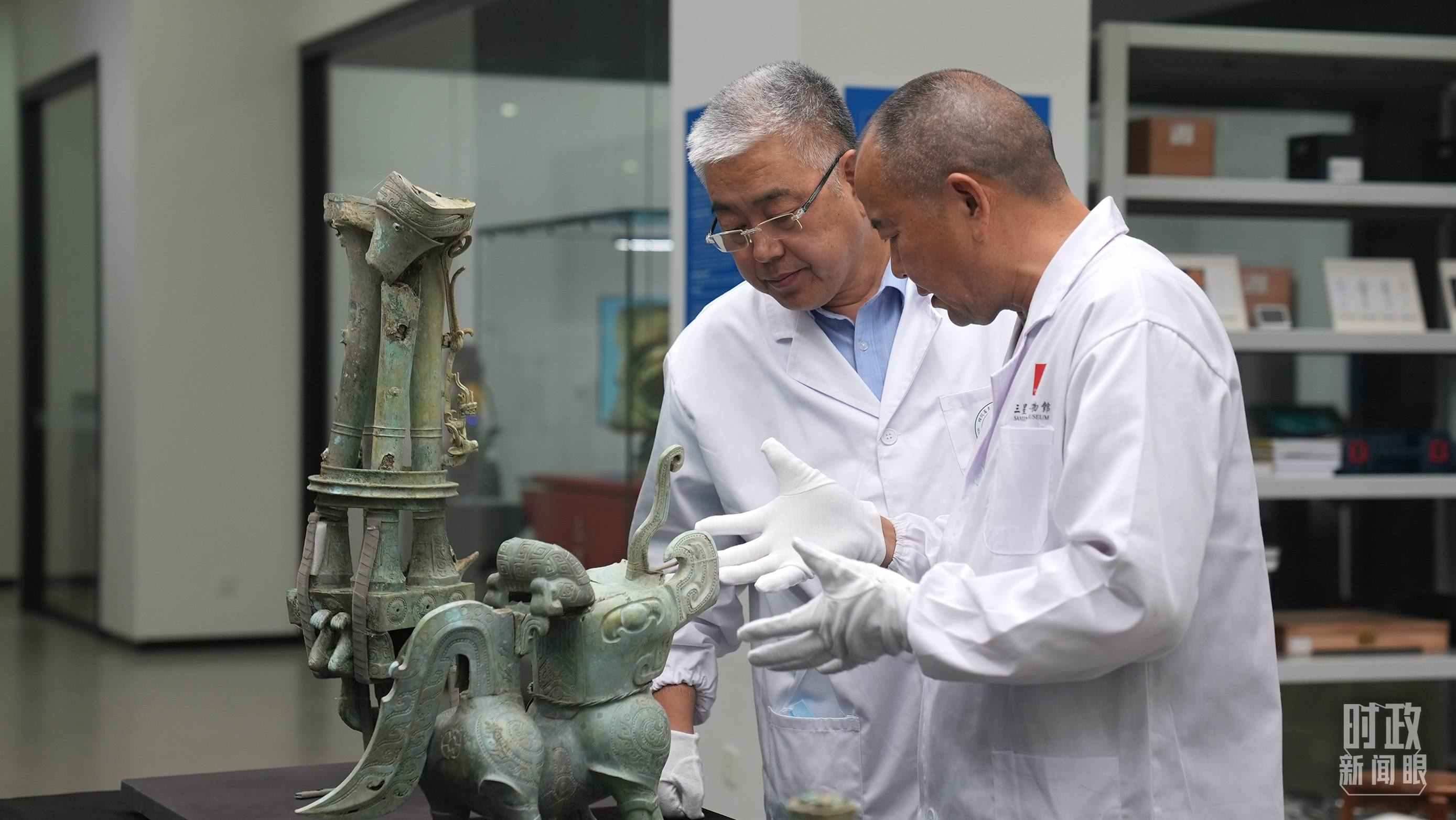 △三星堆文保專家正在就修復(fù)方案進(jìn)行討論。（總臺央視記者劉琦拍攝）