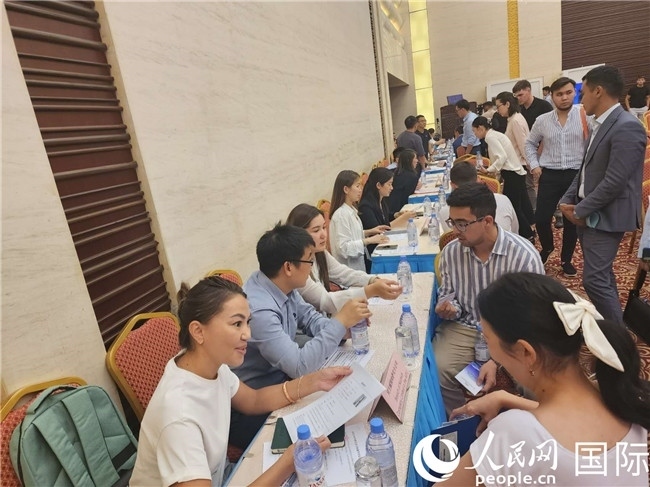 圖為中企代表與哈留華畢業(yè)生現(xiàn)場交流。人民網(wǎng)記者 李強(qiáng)攝