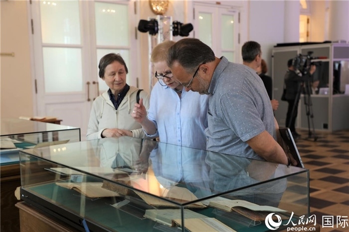 中俄圖書館論壇嘉賓共同參觀由俄羅斯國立列寧圖書館舉辦的館藏中國古籍善本圖書展。人民網(wǎng)記者 隋鑫攝