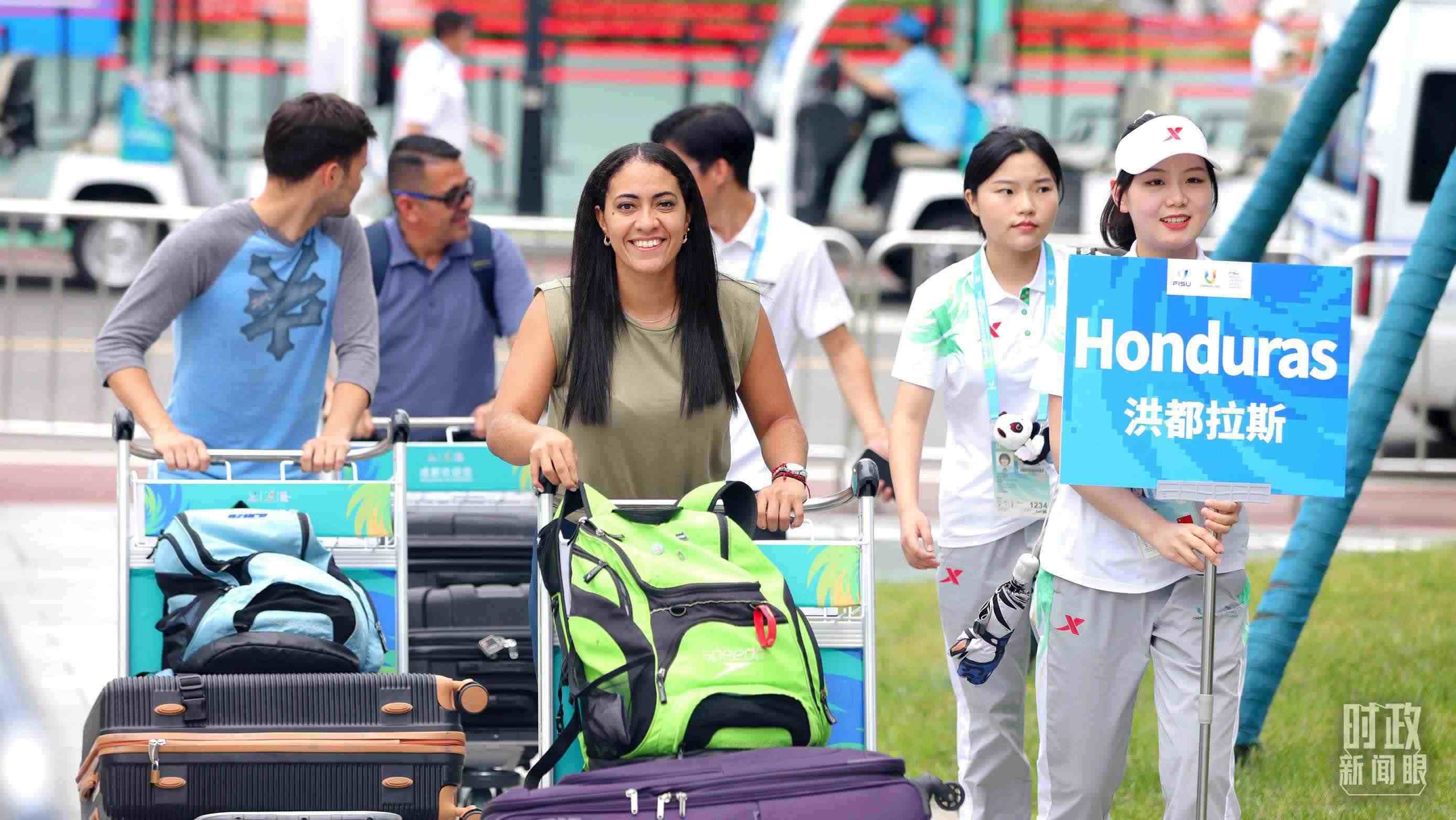 各國代表團(tuán)成員相繼抵達(dá)成都大運(yùn)村。（總臺(tái)央視記者魏幫軍拍攝）