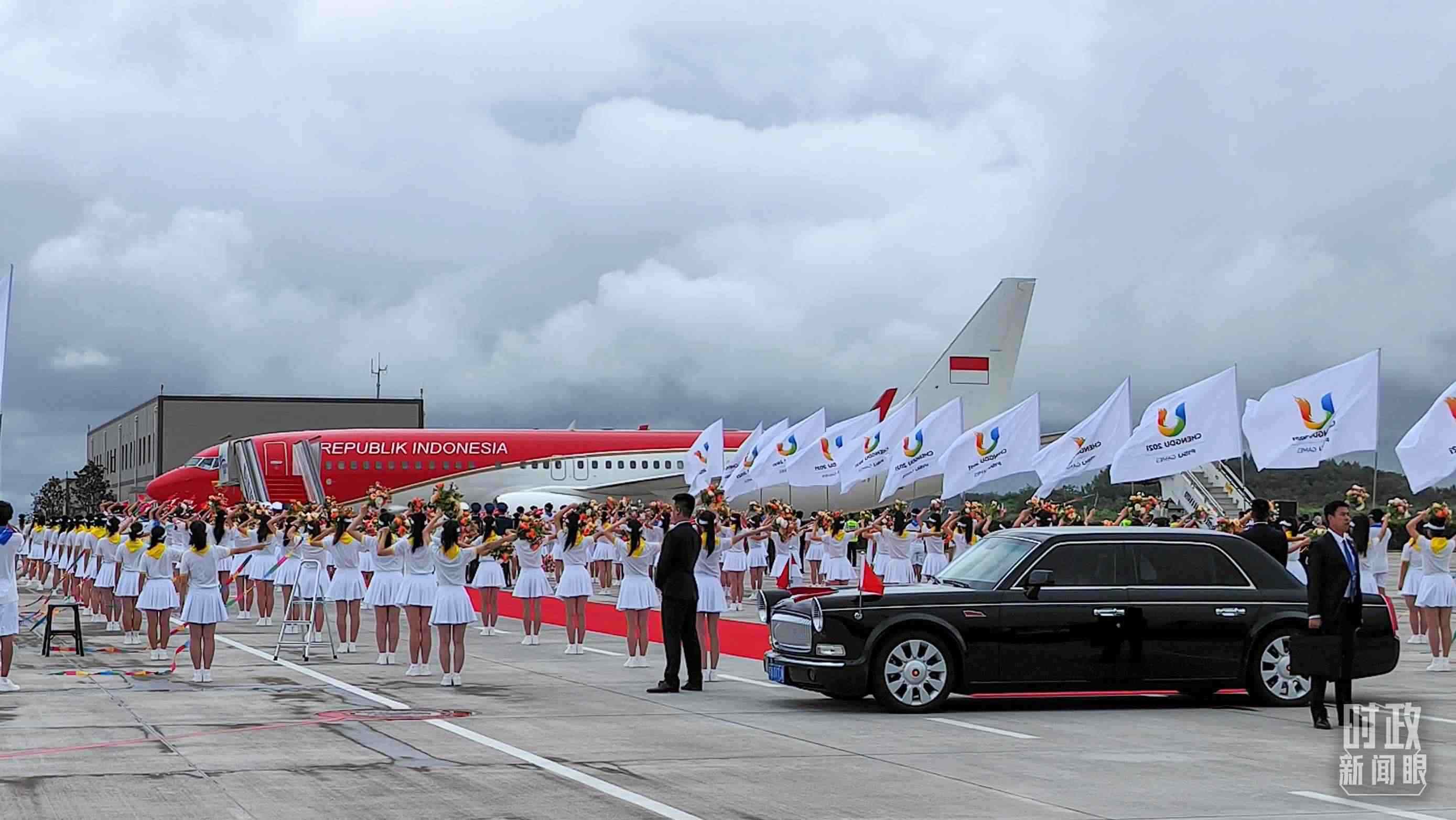 7月27日下午，印尼總統(tǒng)佐科抵達(dá)成都。（總臺(tái)央視記者王子杭拍攝）