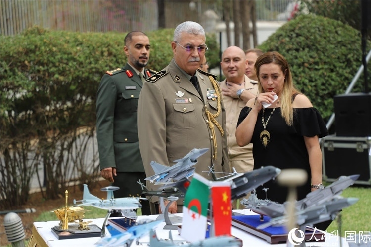 圖為與會嘉賓參觀招待會設(shè)置的武器裝備模型展臺。人民網(wǎng)記者 王傳寶攝