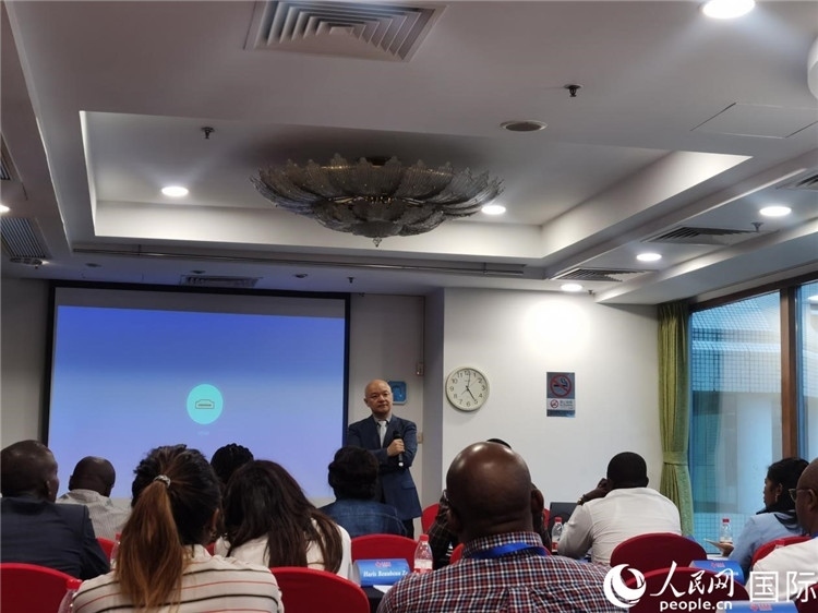 王鯤與研修班學(xué)員互動(dòng)交流。 人民網(wǎng) 孫鴻宇攝